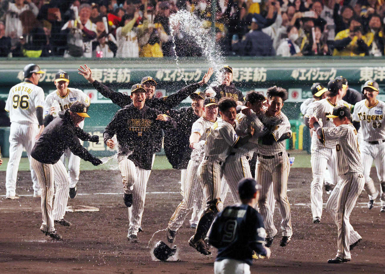 阪神対オリックス　9回裏阪神1死満塁、大山の左サヨナラ適時打で歓喜の輪へ進む湯浅（撮影・加藤哉）