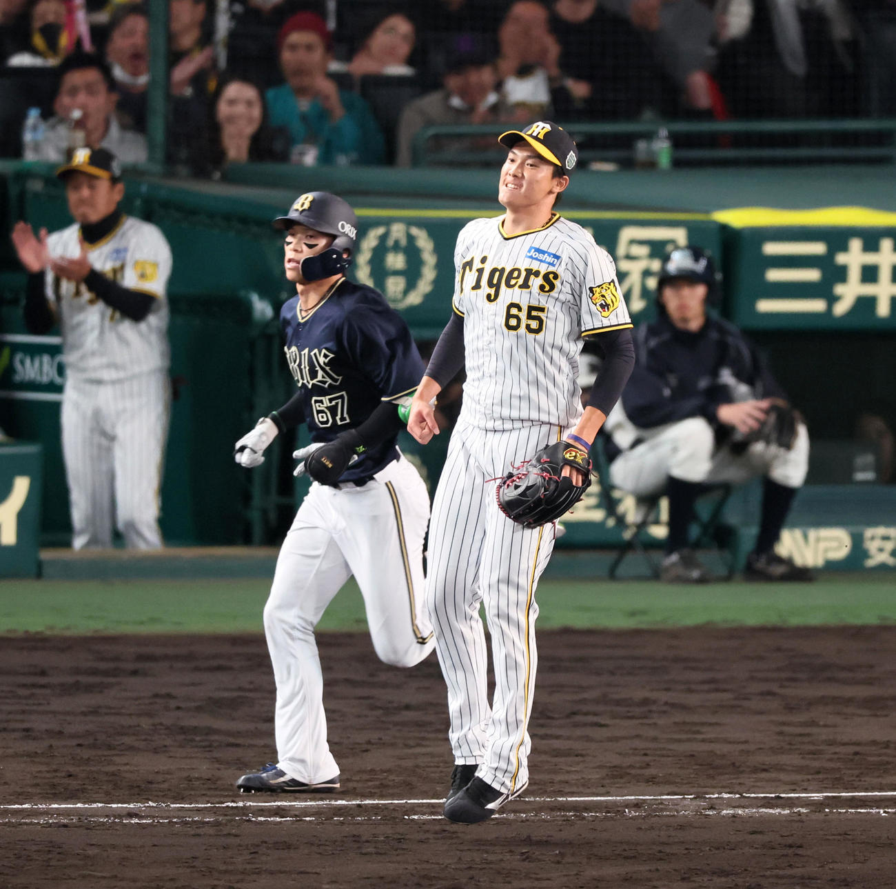 阪神対オリックス　8回表オリックス2死一、三塁、湯浅は中川圭を二飛に仕留める（撮影・加藤哉）