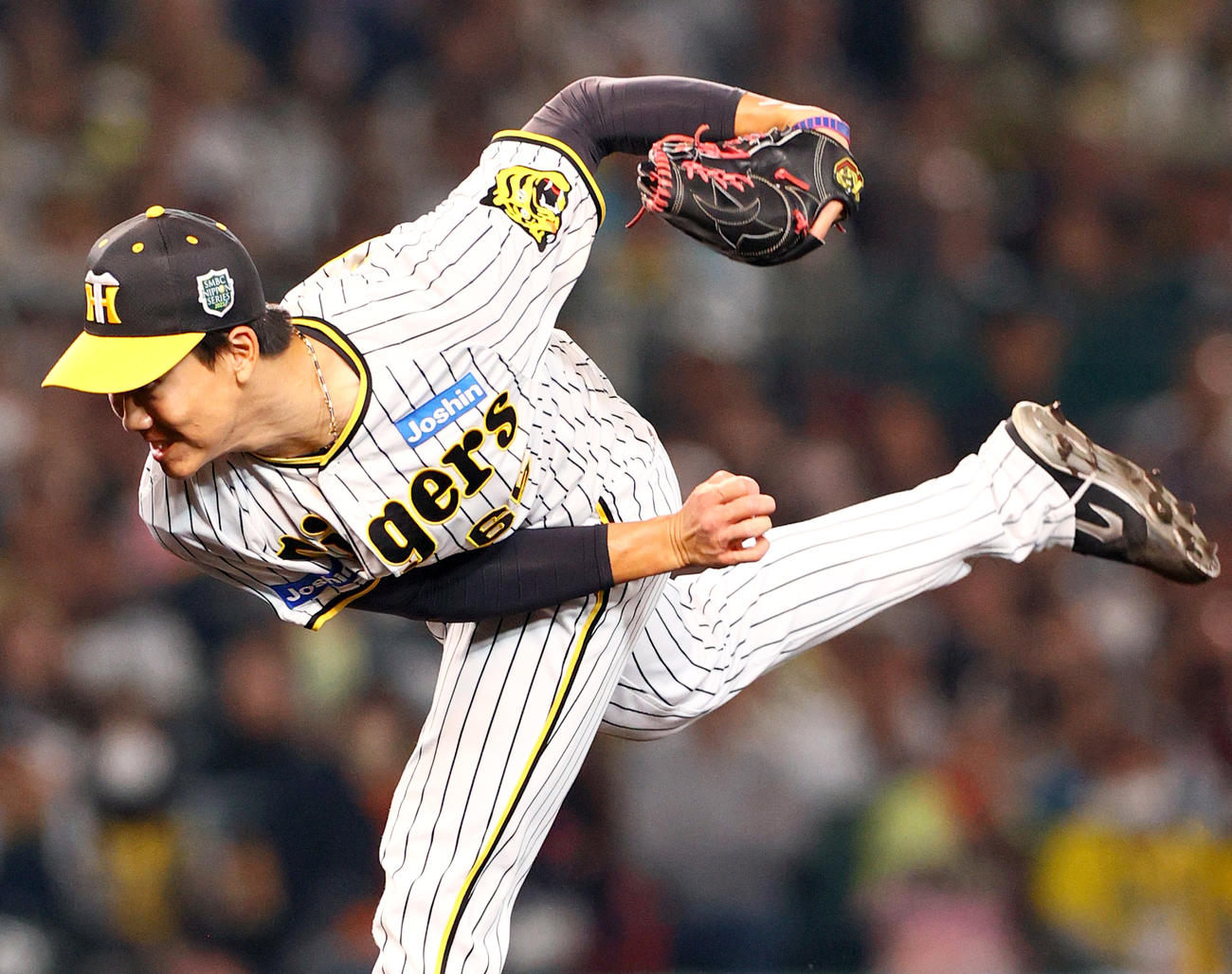 阪神対オリックス　8回表オリックス2死一、三塁、登板する阪神湯浅（撮影・上山淳一）