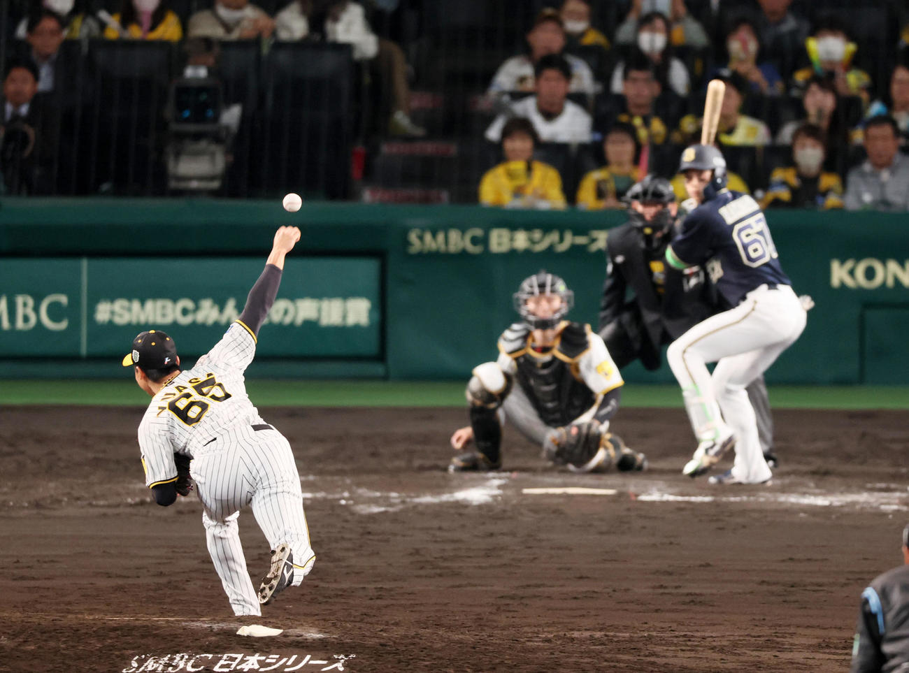 阪神対オリックス　8回表オリックス2死一、三塁、湯浅は打者中川圭に投球（撮影・加藤哉）