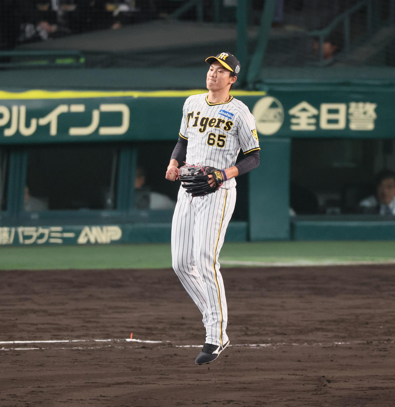 阪神対オリックス　8回表オリックス2死一、三塁、湯浅は中川圭を二飛に仕留めジャンプする（撮影・加藤哉）