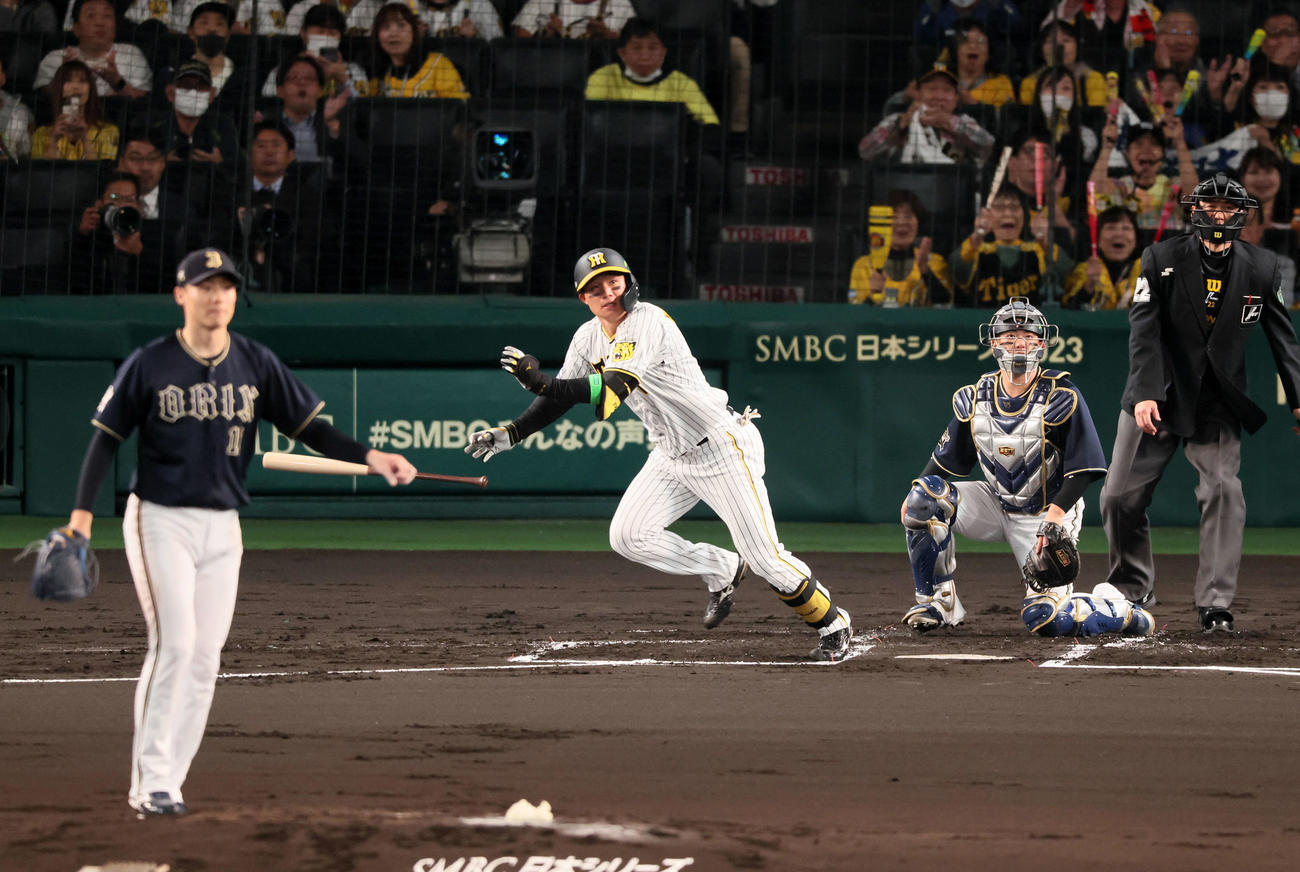 阪神対オリックス　1回裏阪神1死二塁、森下は先制の左適時二塁打を放つ。投手山崎福（撮影・加藤哉）