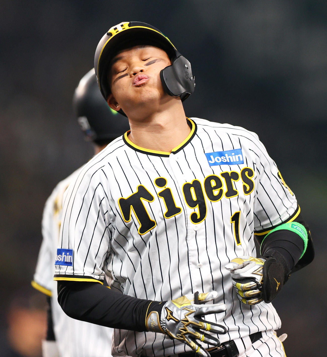 阪神対オリックス　7回裏阪神1死一、二塁、森下は一飛に倒れ落胆する（撮影・上山淳一）