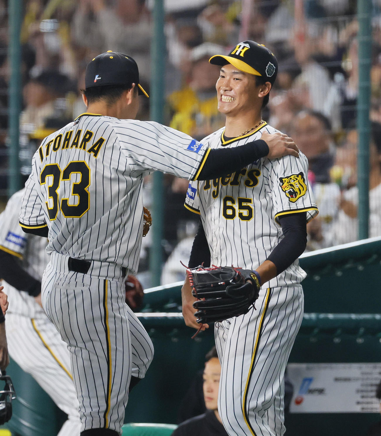 阪神対オリックス　8回、ピンチを切り抜け笑顔を見せる阪神湯浅（撮影・藤尾明華）