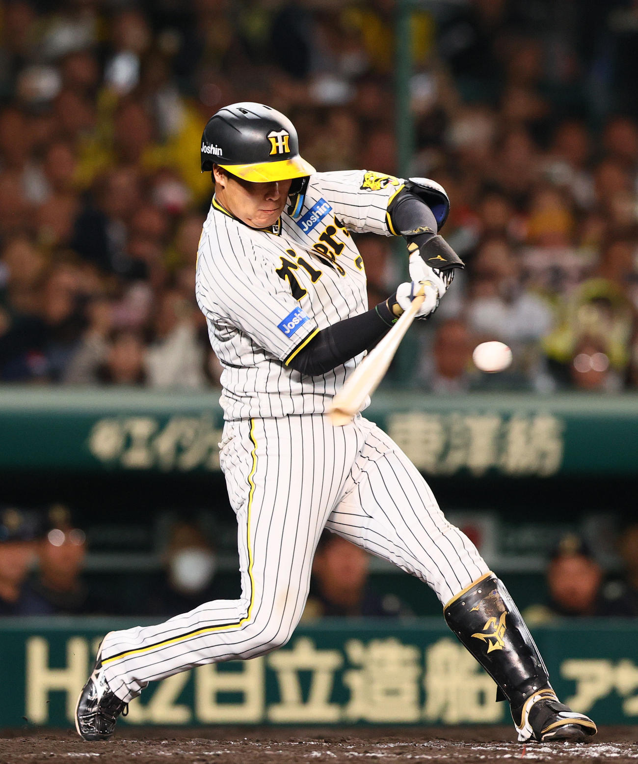 阪神対オリックス　9回裏阪神1死満塁、大山はサヨナラ左前適時打を放ちガッツポーズする（撮影・上山淳一）
