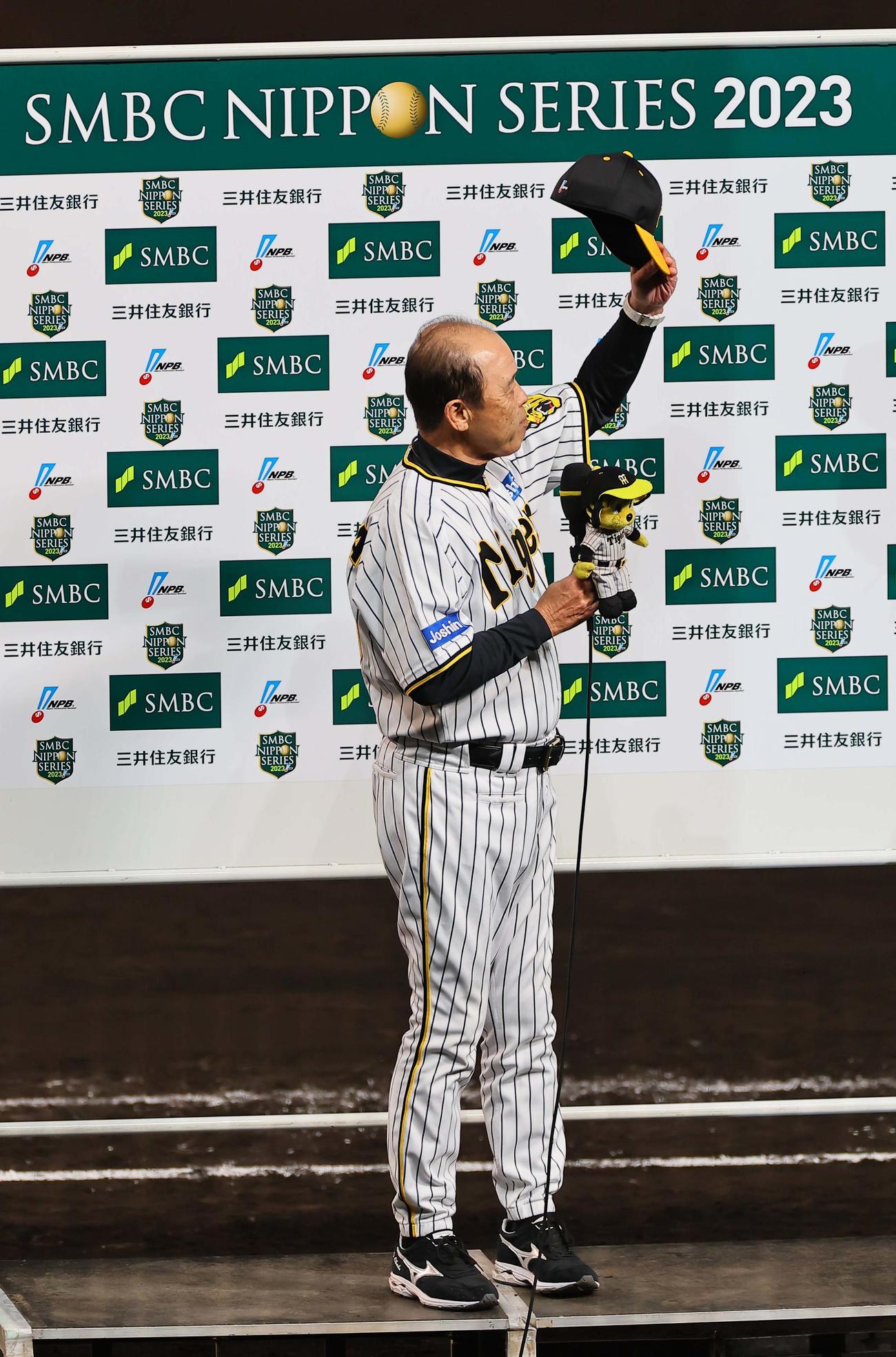 日本シリーズ第4戦　阪神対オリックス　勝利監督インタビューを受ける岡田監督はファンの岡田コールに帽子をあげて応える（撮影・上田博志）