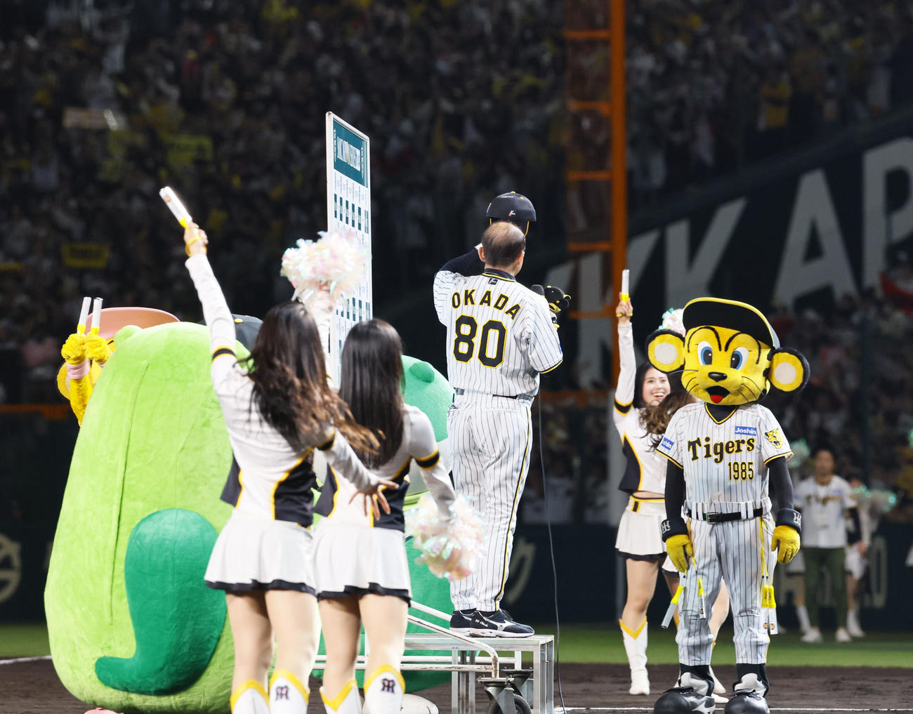 阪神対オリックス　お立ち台でファンの声援に手を振る阪神岡田監督（撮影・藤尾明華）