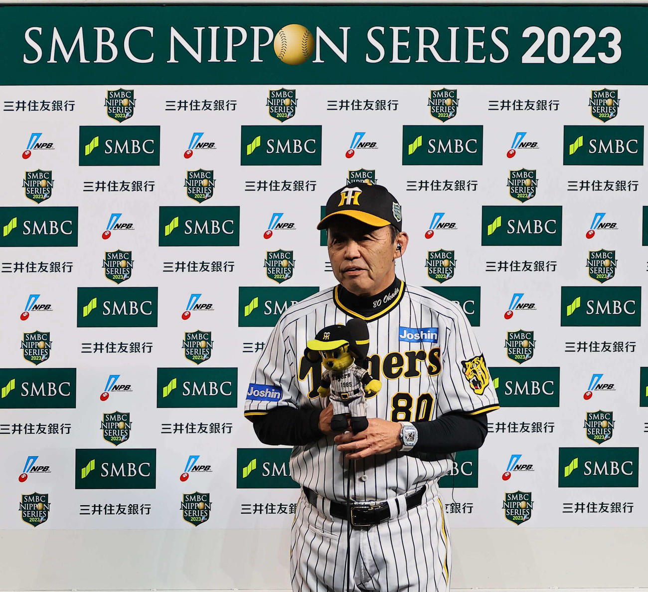阪神対オリックス　勝利監督インタビューを受ける岡田監督（撮影・上田博志）