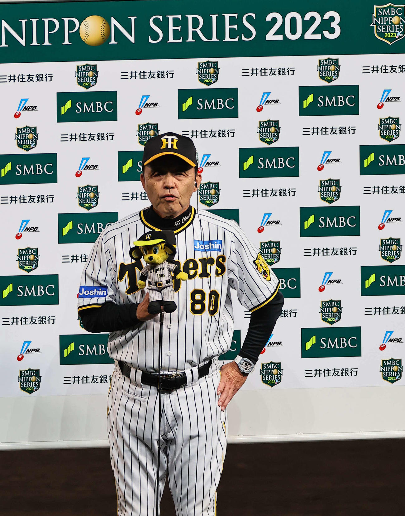 日本シリーズ第4戦　阪神対オリックス　勝利監督インタビューを受ける岡田監督（撮影・上田博志）