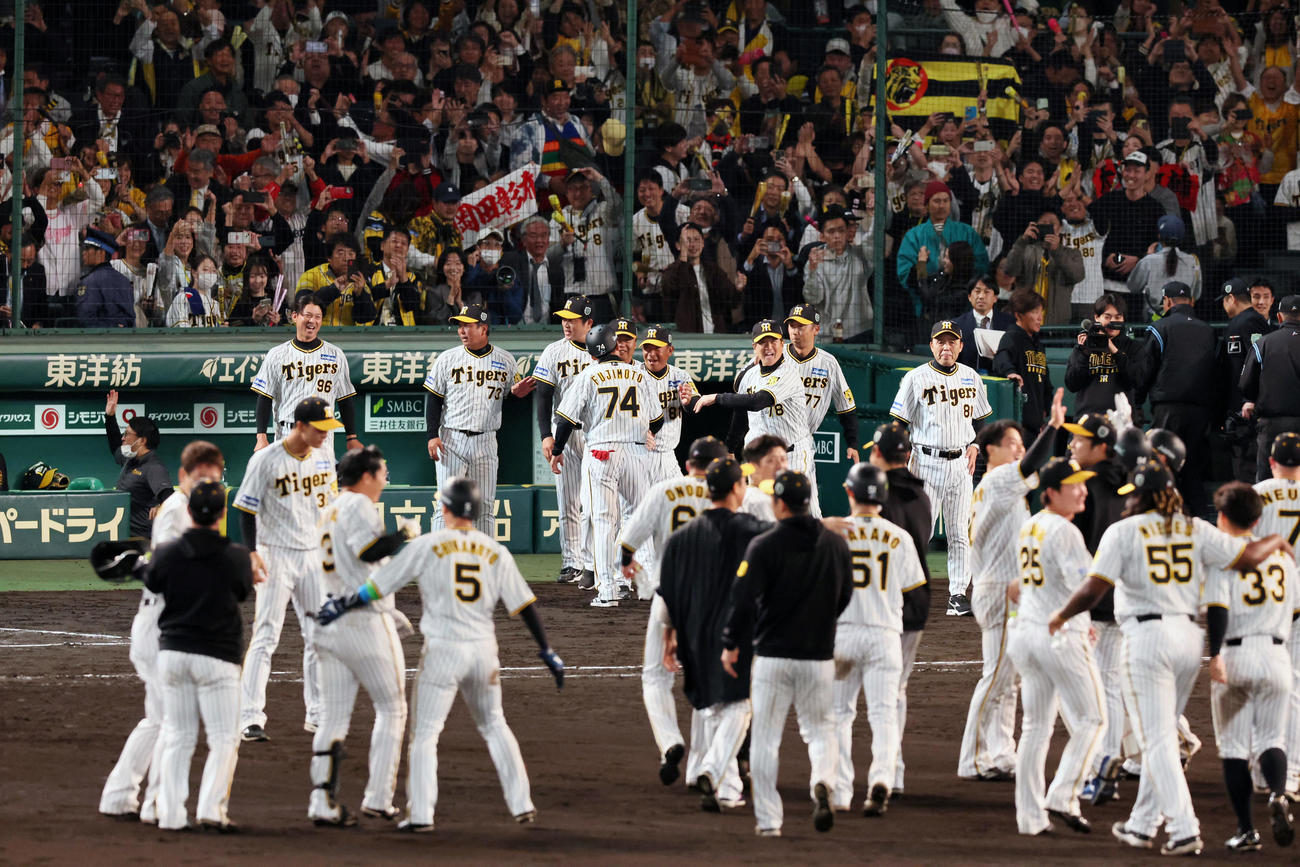 阪神対オリックス　9回裏阪神1死満塁、大山の左サヨナラ適時打で勝利し笑顔を見せる岡田監督（撮影・加藤哉）