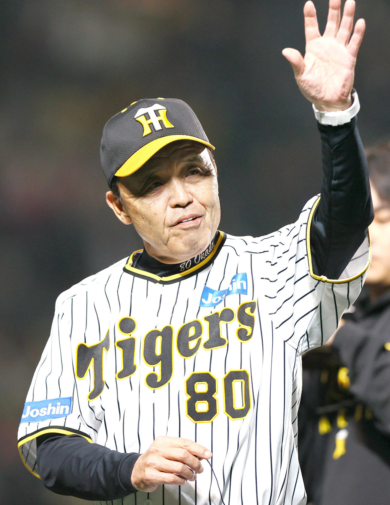 阪神対オリックス　オリックスに勝利し、阪神ファンに手を振る阪神岡田監督（撮影・上山淳一）