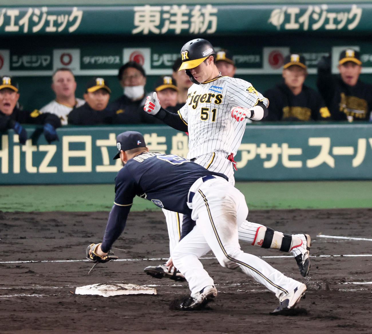 阪神対オリックス　5回裏阪神無死一塁、中野は犠打を決め相手失策でセーフとなる（撮影・加藤哉）