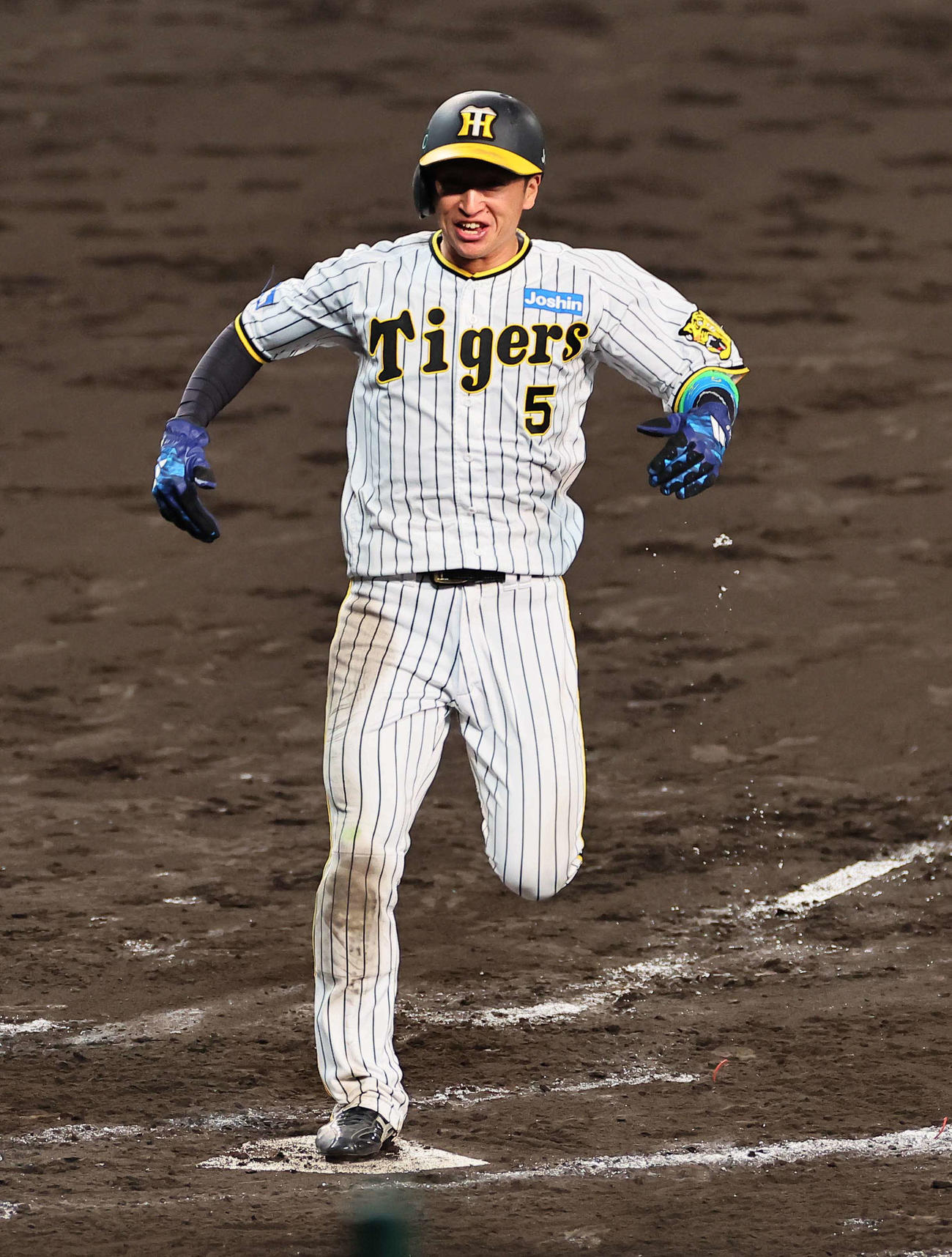 日本シリーズ第4戦　阪神対オリックス　9回裏阪神1死満塁、大山のサヨナラ適時打で生還する近本（撮影・上田博志）
