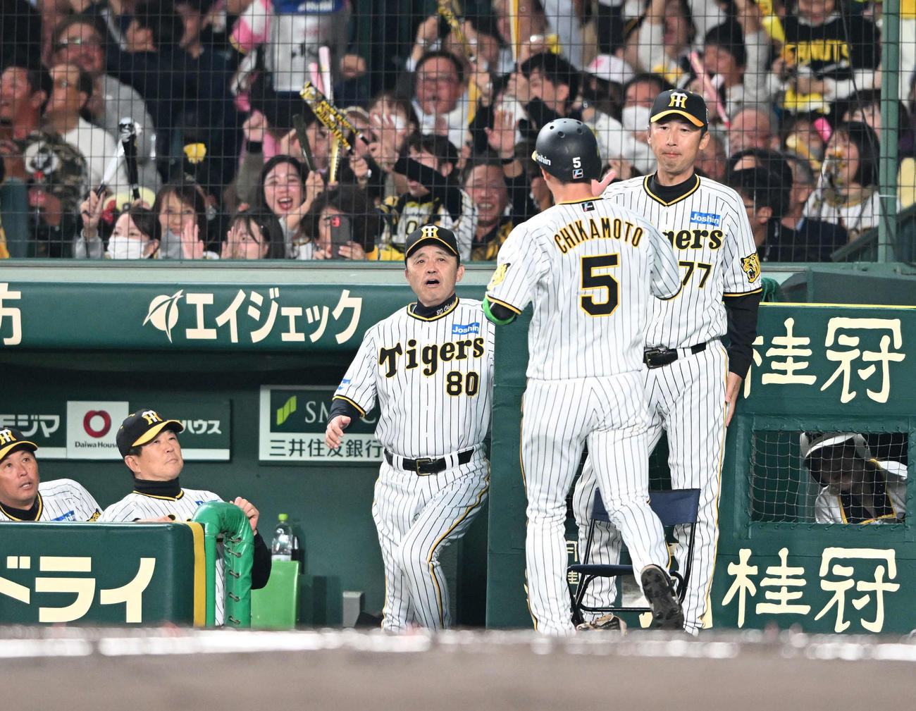 阪神対オリックス　1回裏阪神1死二塁、森下の先制適時二塁打で生還した近本（右手前）を迎える岡田監督（撮影・和賀正仁）