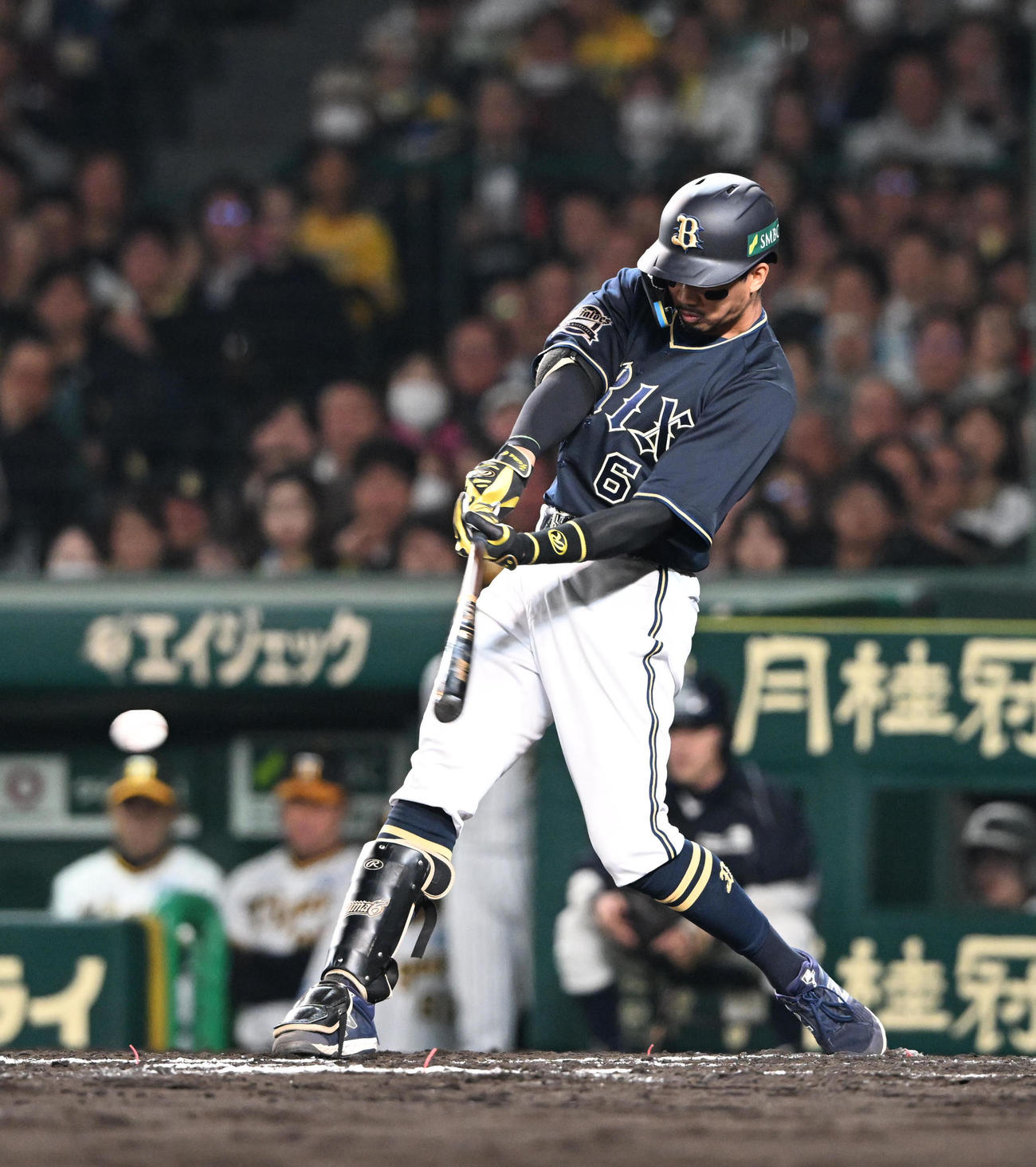 阪神対オリックス　7回表オリックス1死二、三塁、中前に2点適時打を放つ宗（撮影・和賀正仁）