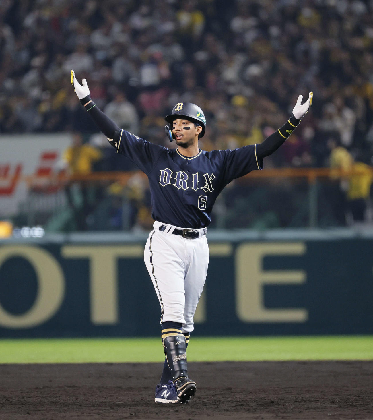 阪神対オリックス　7回表オリックス1死二、三塁、中前2点適時打を放ちポーズをとる宗（撮影・藤尾明華）