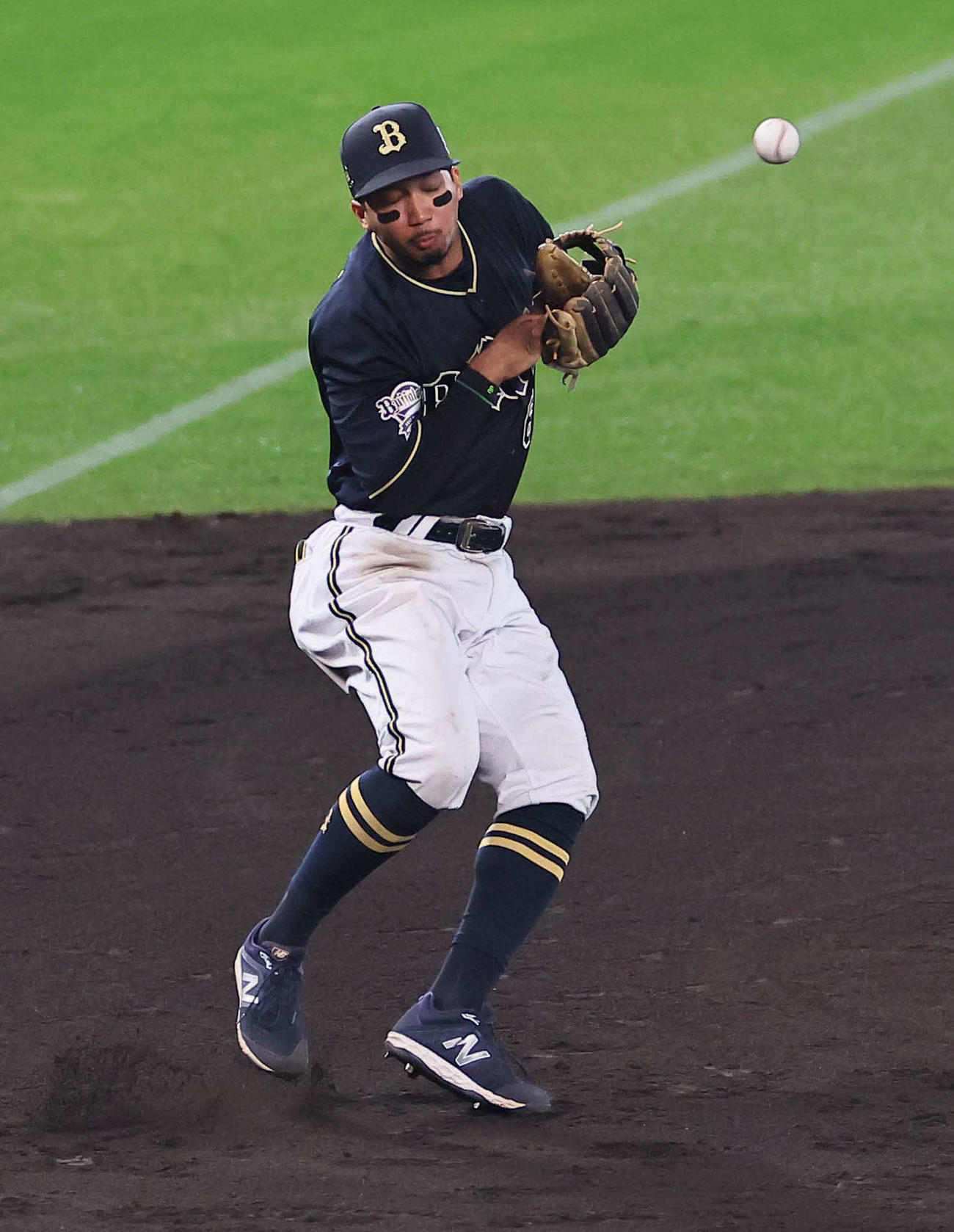 阪神対オリックス　8回裏阪神無死、三塁手宗はノイジーの打球をはじく（撮影・上田博志）