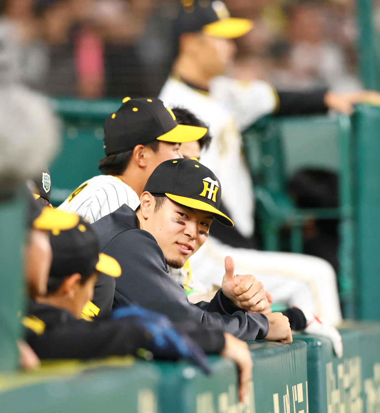 阪神対オリックス　9回裏阪神1死満塁、チャンスになりベンチでポーズする佐藤輝（撮影・上山淳一）