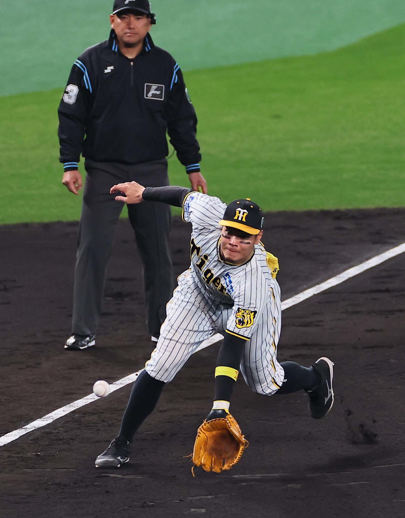 日本シリーズ第4戦　阪神対オリックス　7回表オリックス無死、佐藤輝は広岡のゴロをエラーする（撮影・上田博志）