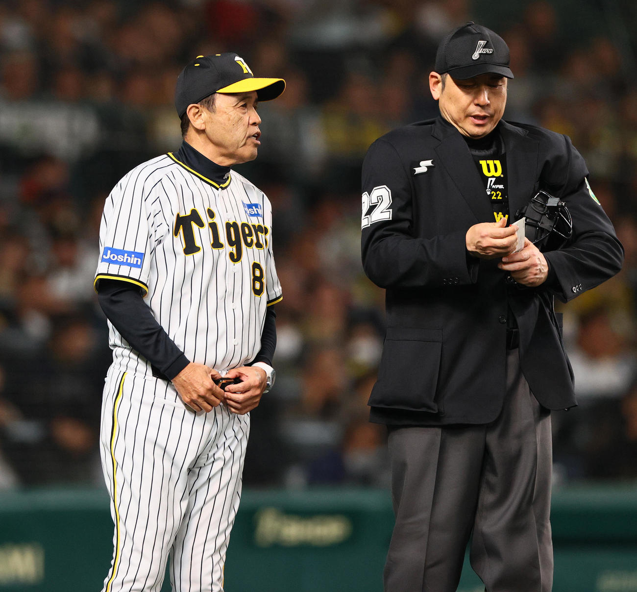阪神対オリックス　7回表オリックス1死一、二塁、岡田監督（左）は球審に交代を告げる（撮影・上山淳一）