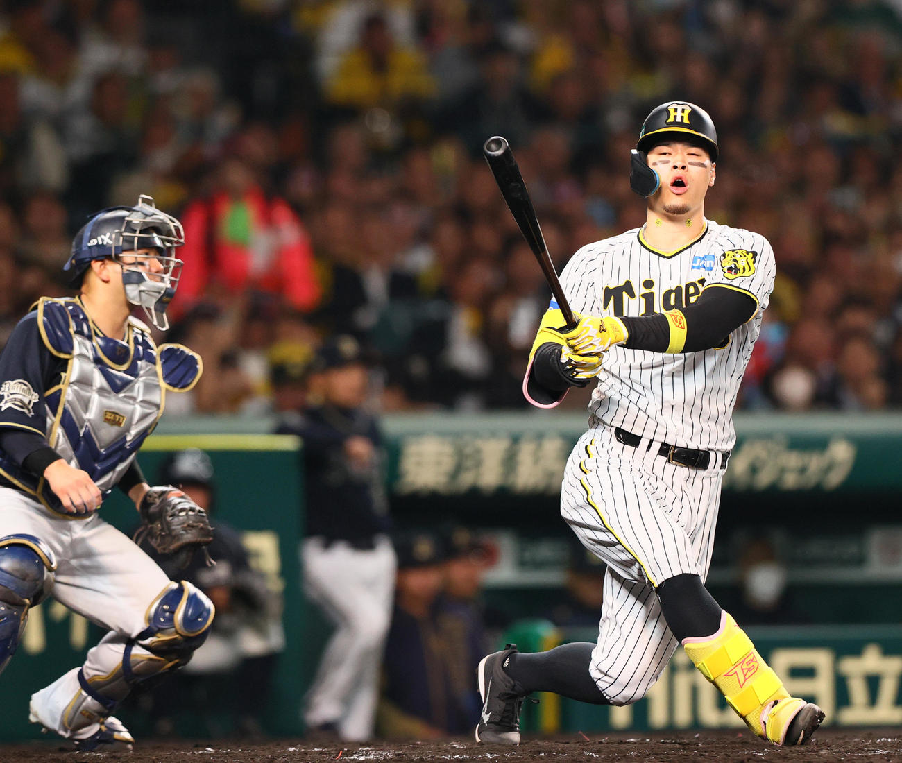阪対オリックス　3回裏阪神2死一塁、佐藤輝は空振り三振に終わる（撮影・上山淳一）