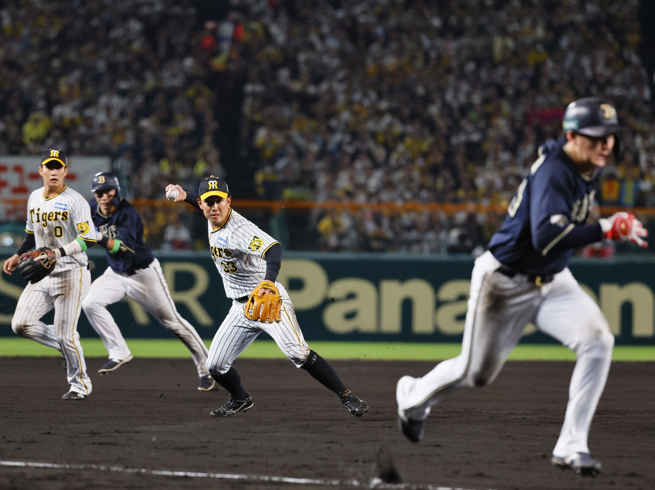 阪神対オリックス　8回表オリックス1死一、三塁、代打安達の三ゴロでホームに送球し、アウトにする阪神糸原（右から2人目）（撮影・藤尾明華）