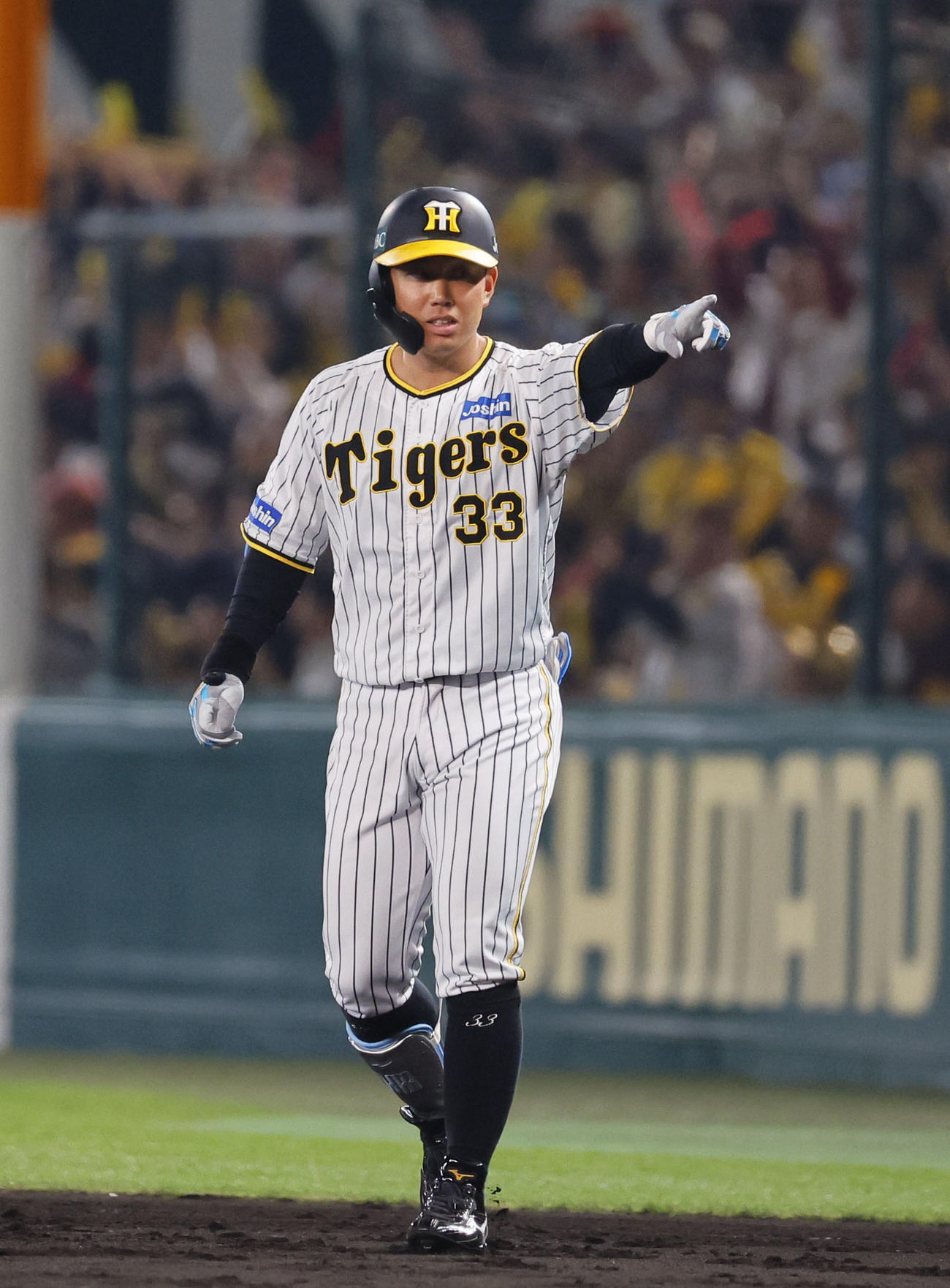 阪神対オリックス　7回裏阪神無死、遊ゴロ内野安打を放ちベンチを指さす糸原（撮影・藤尾明華）