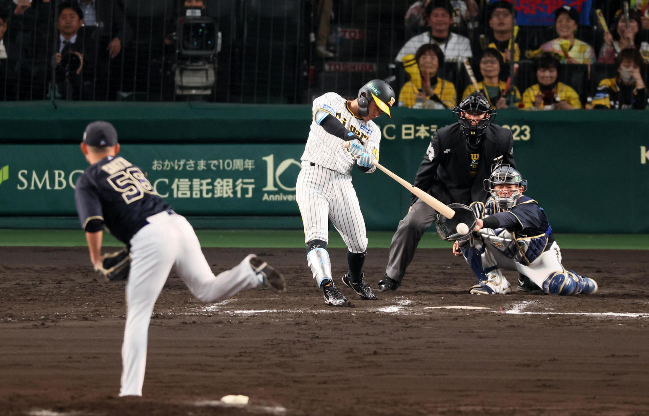 阪神対オリックス　7回裏阪神無死、糸原は遊内野安打を放つ。投手は小木田（撮影・加藤哉）