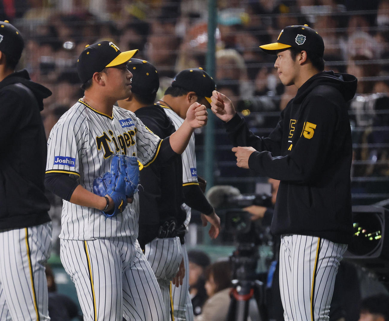 阪神対オリックス　6回を終え、才木（右）とグータッチを交わす阪神桐敷（撮影・藤尾明華）