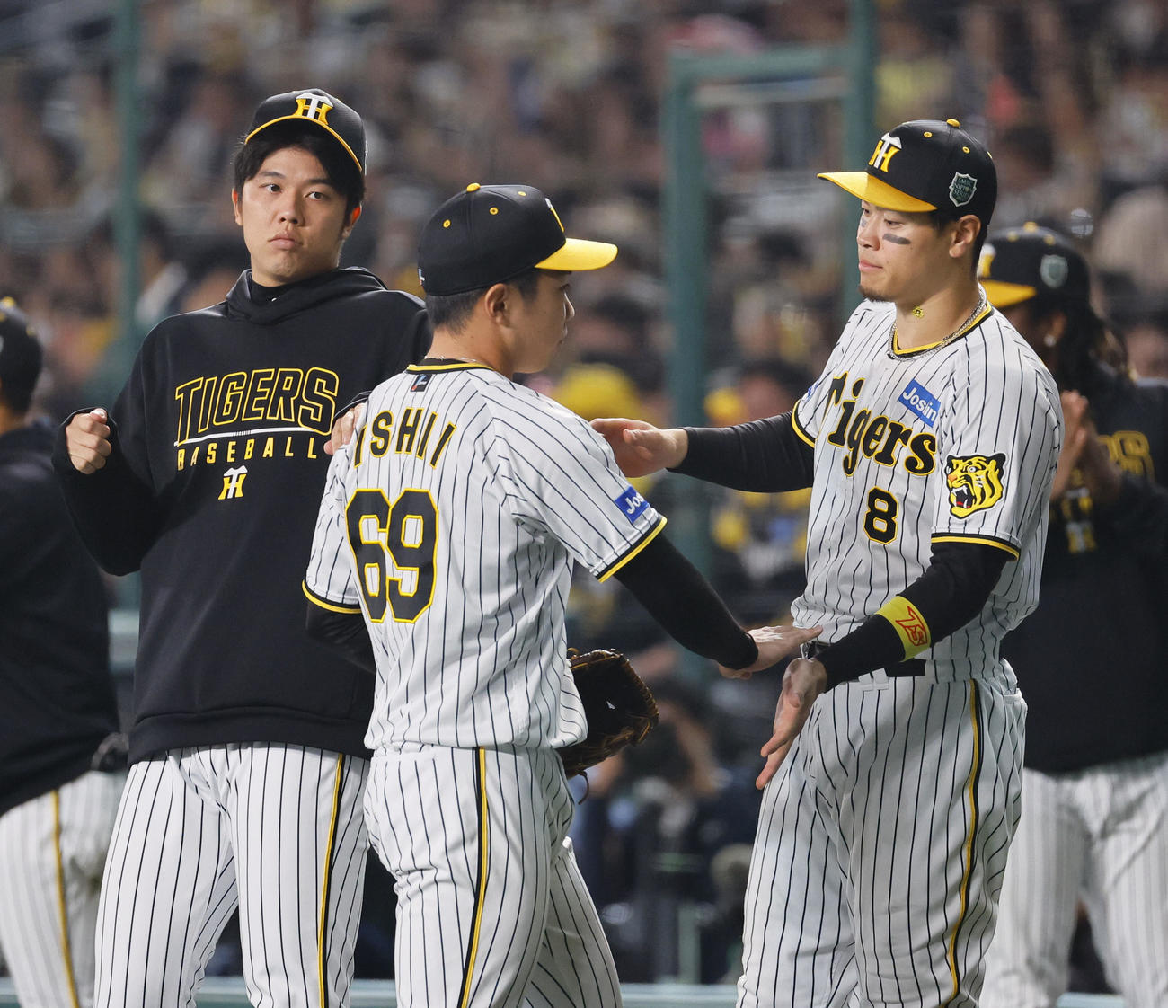 阪神対オリックス　7回を終え、石井を出迎える阪神才木（左）と佐藤輝（右）（撮影・藤尾明華）