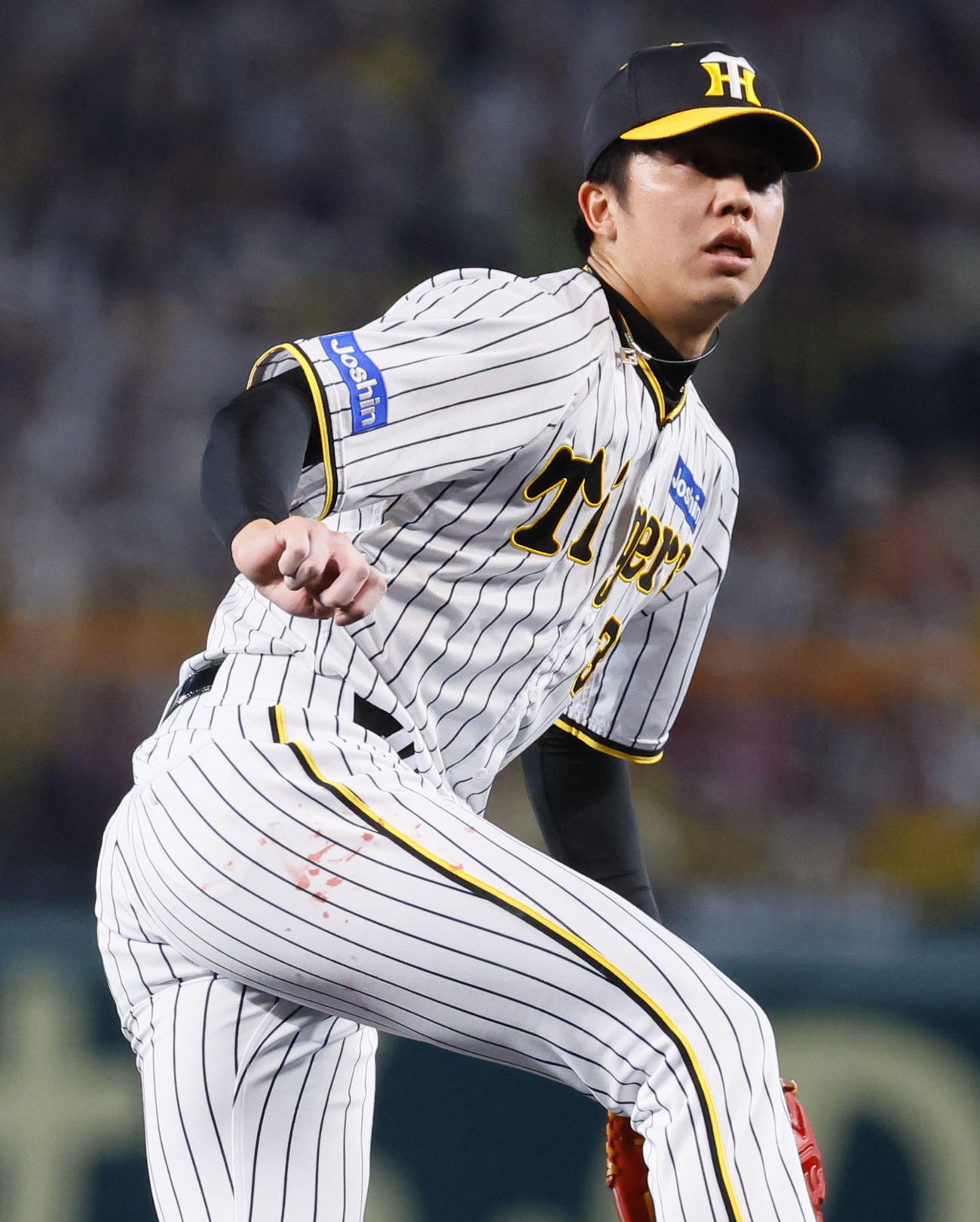 阪神対オリックス　2回表オリックス無死三塁、親指から出血し、血が付いたユニホームで力投する阪神才木（撮影・藤尾明華）