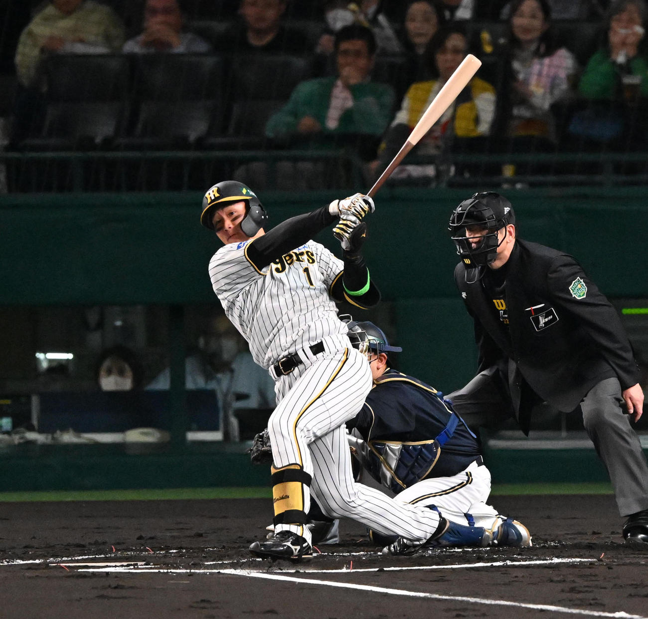 阪神対オリックス　1回裏阪神1死二塁、森下は左中間に先制適時打を放つ（撮影・石井愛子）