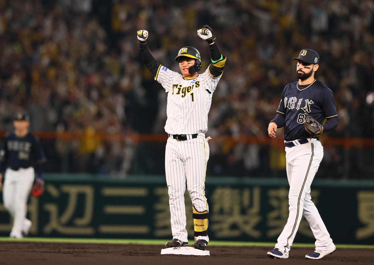 阪神対オリックス　1回裏阪神1死二塁、森下（左）は先制の左適時二塁打を放ち二塁で喜ぶ（撮影・上山淳一）