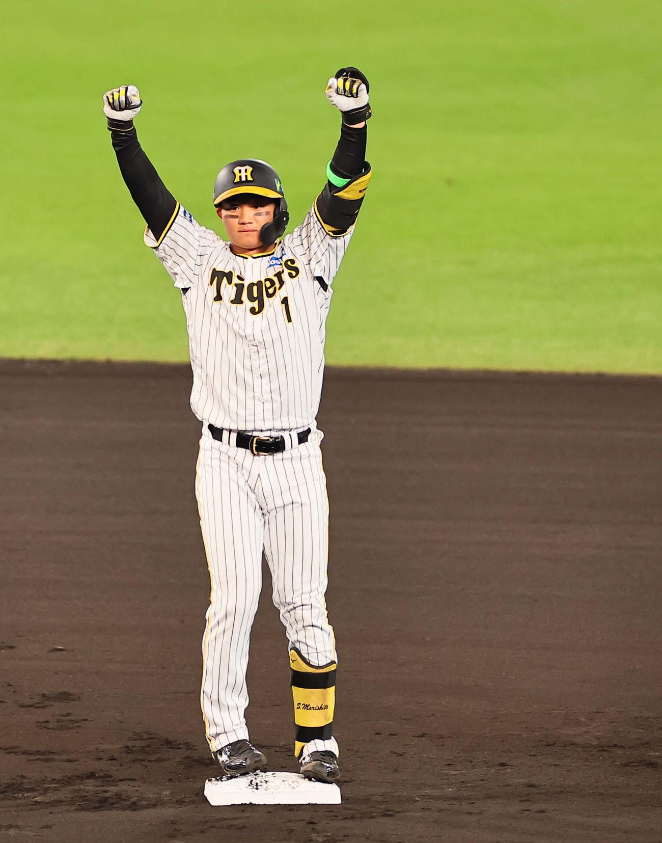 日本シリーズ第4戦　阪神対オリックス　1回裏阪神1死二塁、森下は左へ先制適時二塁打を放ちガッツポーズをする（撮影・上田博志）