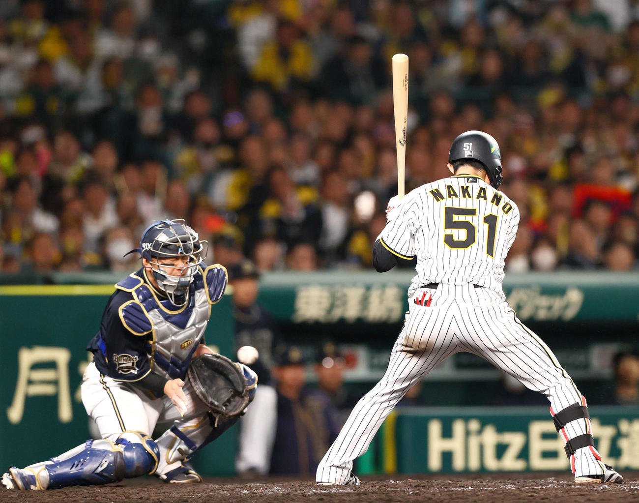 阪神対オリックス　9回裏阪神1死一塁、打者中野の時、ワゲスパックが暴投。捕手森（撮影・上山淳一）