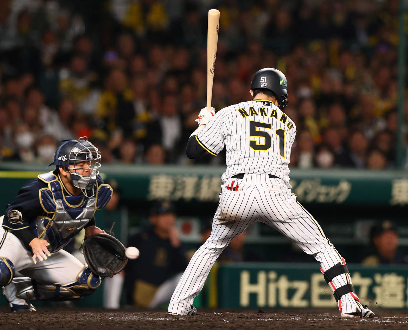 阪神対オリックス　9回裏阪神1死二塁、打者中野の時、ワゲスパックが暴投する。捕手森（撮影・上山淳一）
