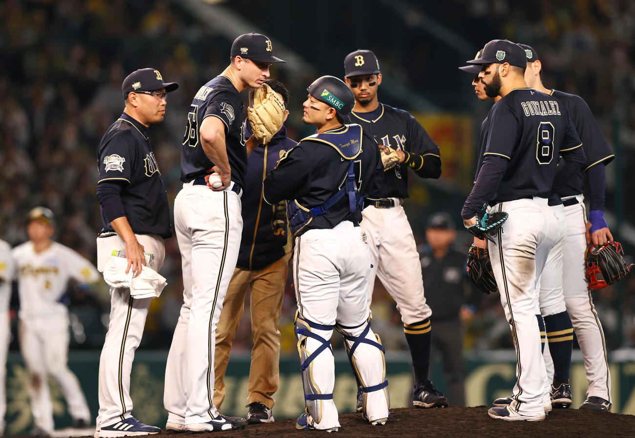 阪神対オリックス　9回裏阪神1死二塁、ワゲスパック（左から3人目）は連続で暴投する（撮影・上山淳一）