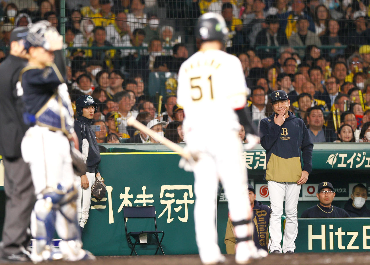 阪神対オリックス　9回裏阪神1死二塁、ワゲスパックが暴投し、顔を押さえるオリックス中嶋監督（右から2人目）（撮影・上山淳一）