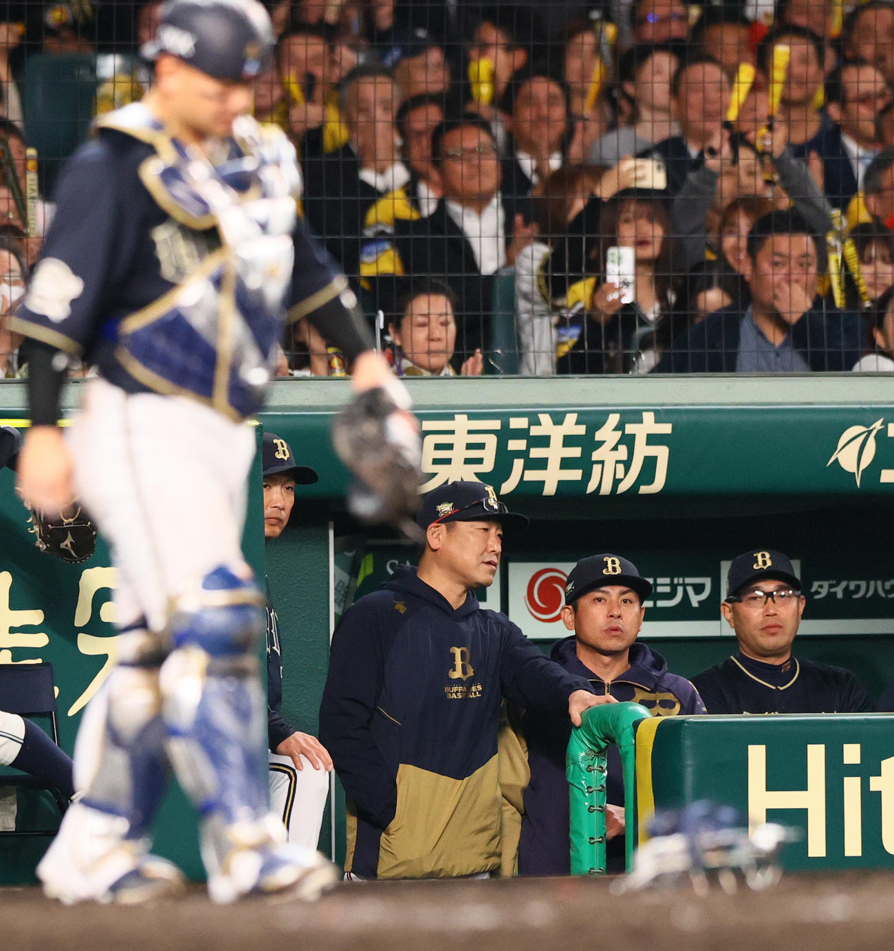 阪神対オリックス　9回裏阪神1死二塁、中嶋監督（左から3人目）はワゲスパックが連続で暴投し、グラウンドを見つめる（撮影・上山淳一）