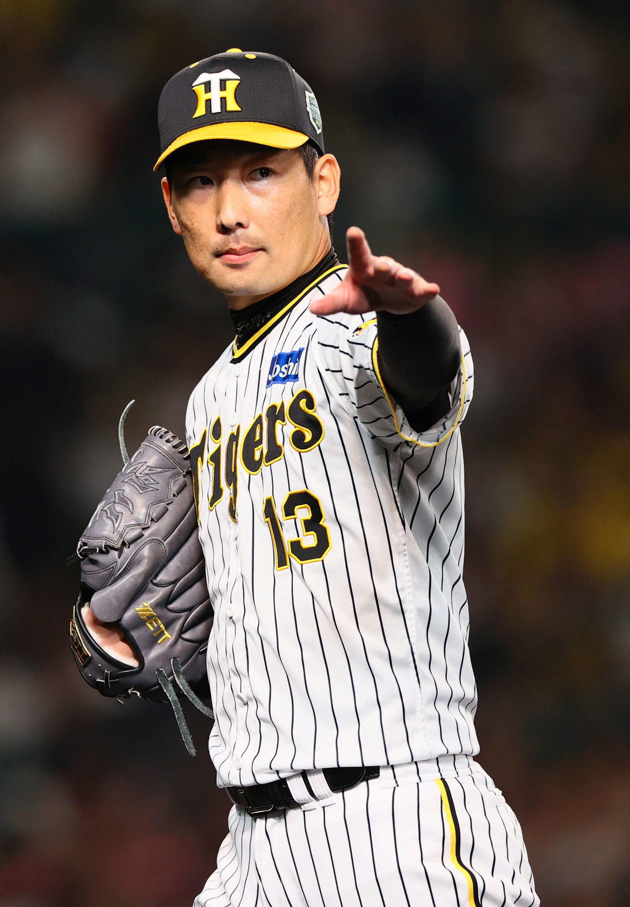 阪神対オリックス　9回に登板した阪神岩崎は無失点に抑えベンチへ引き揚げる（撮影・上山淳一）