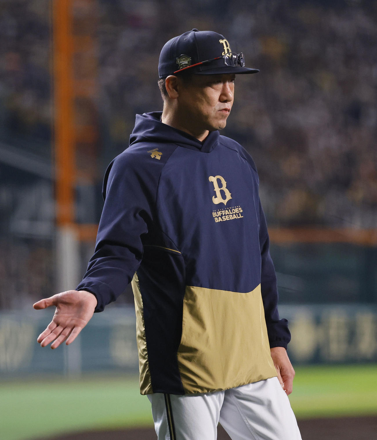 阪神対オリックス　8回、代打を告げるオリックス中嶋監督（撮影・藤尾明華）