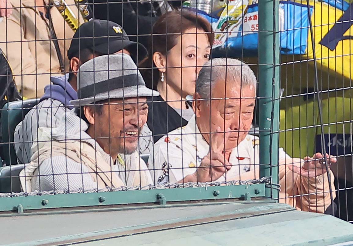 日本シリーズ第4戦　阪神対オリックス　福本氏（右）と観戦する俳優の渡辺謙（撮影・上田博志）