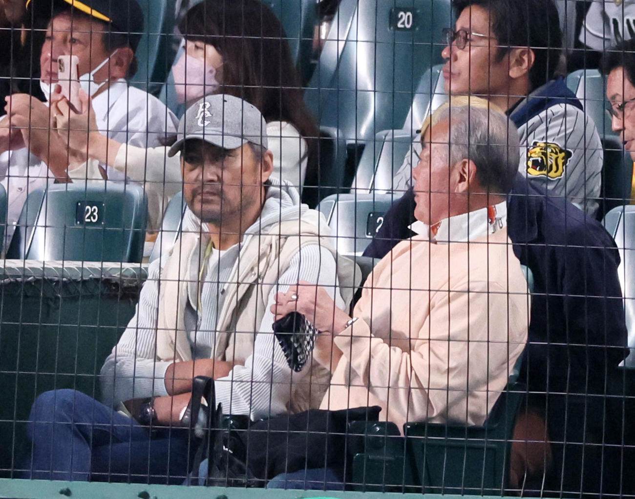 阪神対オリックス　スタンドから観戦する俳優の渡辺謙（撮影・加藤哉）