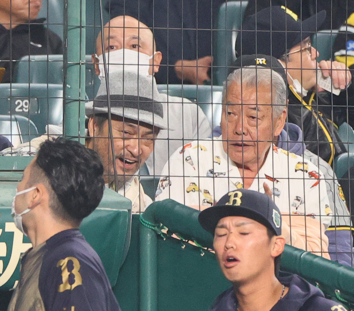 阪神対オリックス　試合を観戦する渡辺謙（左）と福本豊氏（撮影・上山淳一）