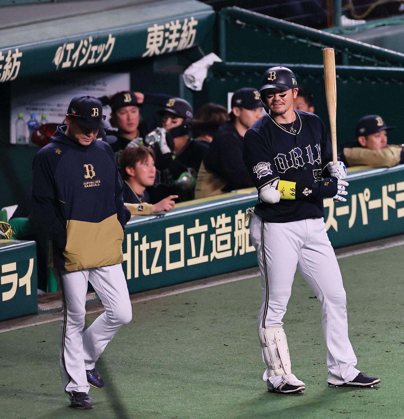 日本シリーズ第4戦　阪神対オリックス　78回表オリックス1死一、三塁、代打T－岡田（右）に声を掛ける中嶋監督（撮影・上田博志）