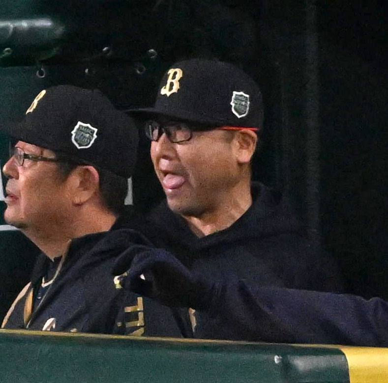 阪神対オリックス　2回表オリックス2死一塁、広岡の左前打に舌を出す中嶋監督（右）（撮影・石井愛子）