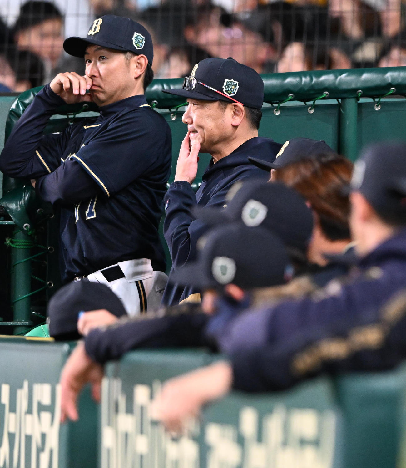 阪神対オリックス　9回裏阪神1死三塁、中野、森下と申告敬遠するオリックス中嶋監督（撮影・和賀正仁）