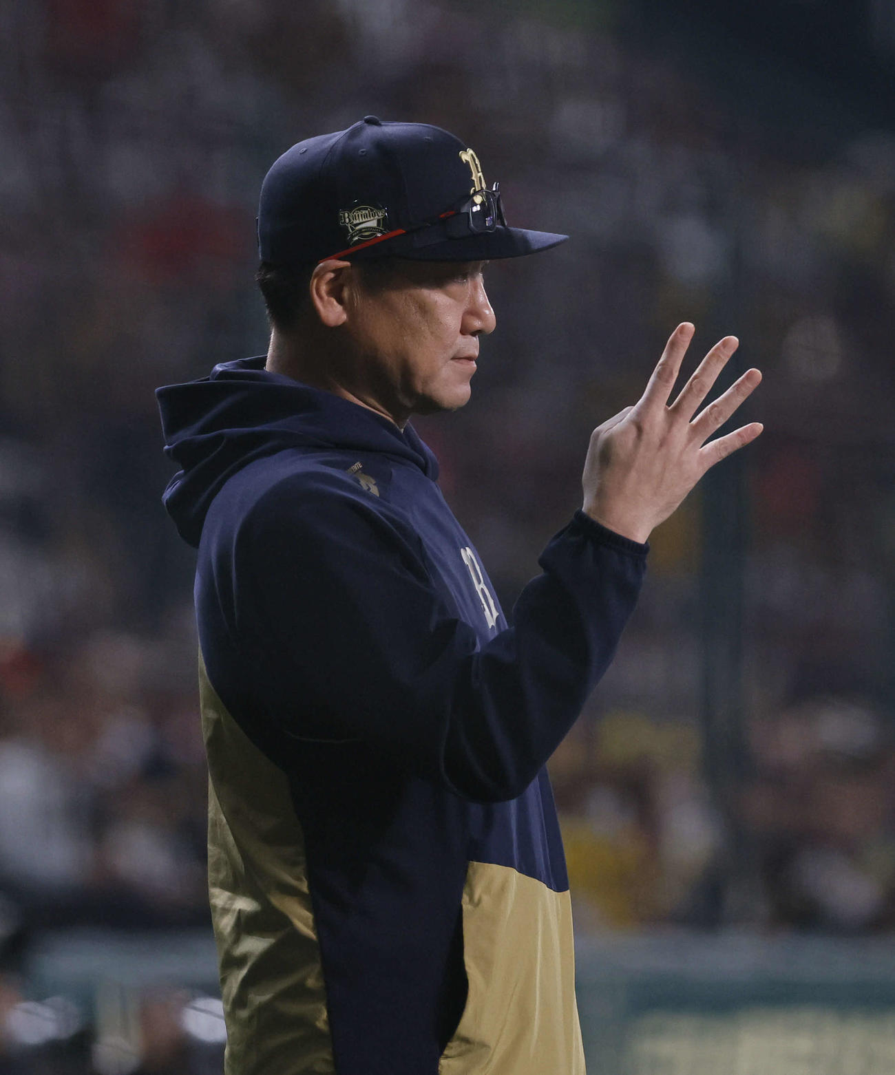 阪神対オリックス　9回裏阪神1死一塁、申告敬遠を指示するオリックス中嶋監督（撮影・藤尾明華）