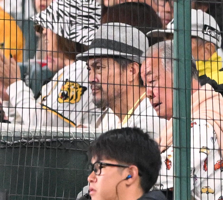 福本豊氏（右）と観戦する渡辺謙（撮影・石井愛子）