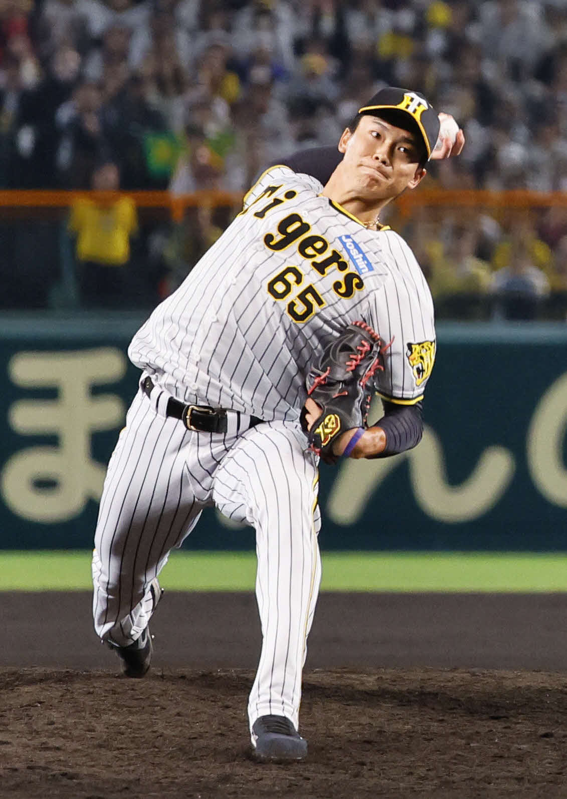 阪神対オリックス　8回表オリックス2死一、三塁から阪神5番手で登板する湯浅（撮影・藤尾明華）